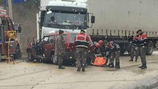 Bursa’da yağmurda kayan otomobil TIR’ın altına girdi: 2 ölü