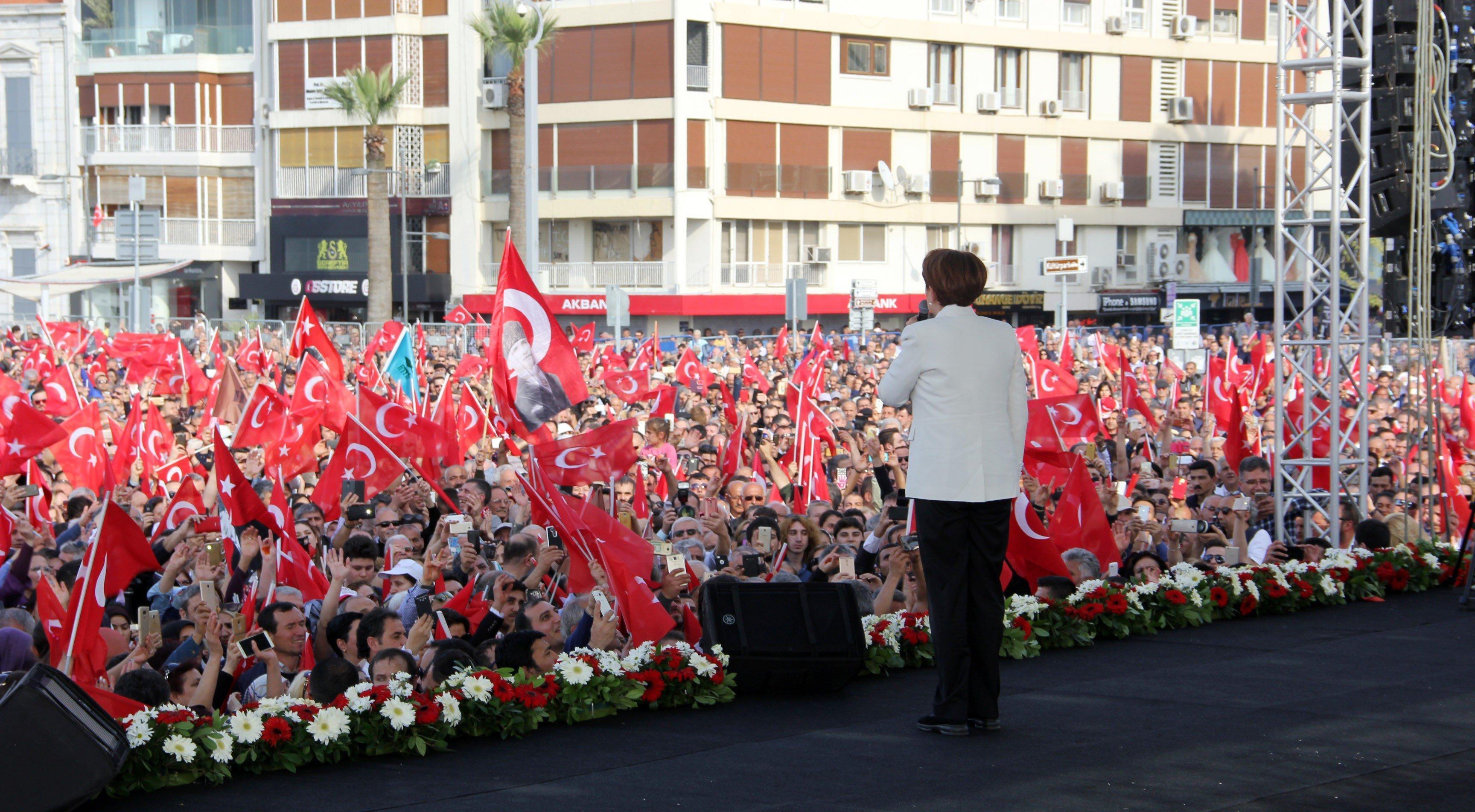 Meral Akşener İzmir’de halka seslendi