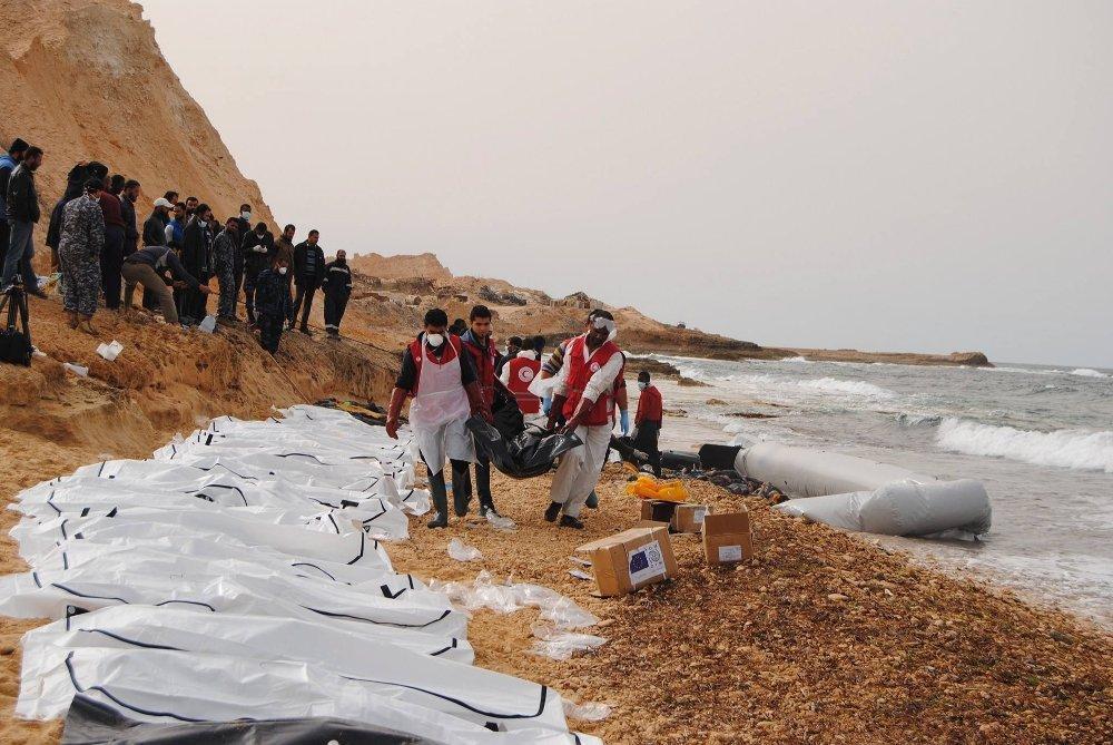 Acının fotoğrafı: 74 göçmenin cesedi sahile vurdu