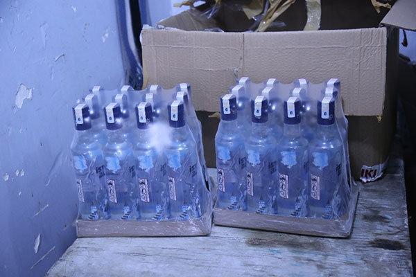 Fatih’te yüzlerce şişe sahte içki ele geçirildi