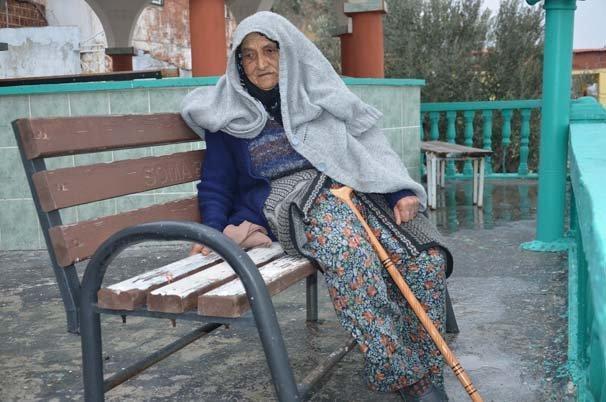 82 yaşında iki büklüm cami nöbeti
