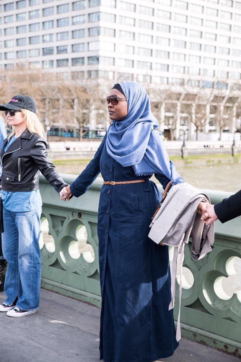 Müslüman kadınlar teröre karşı zincir oluşturdu