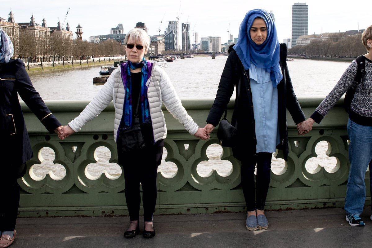 Müslüman kadınlar teröre karşı zincir oluşturdu