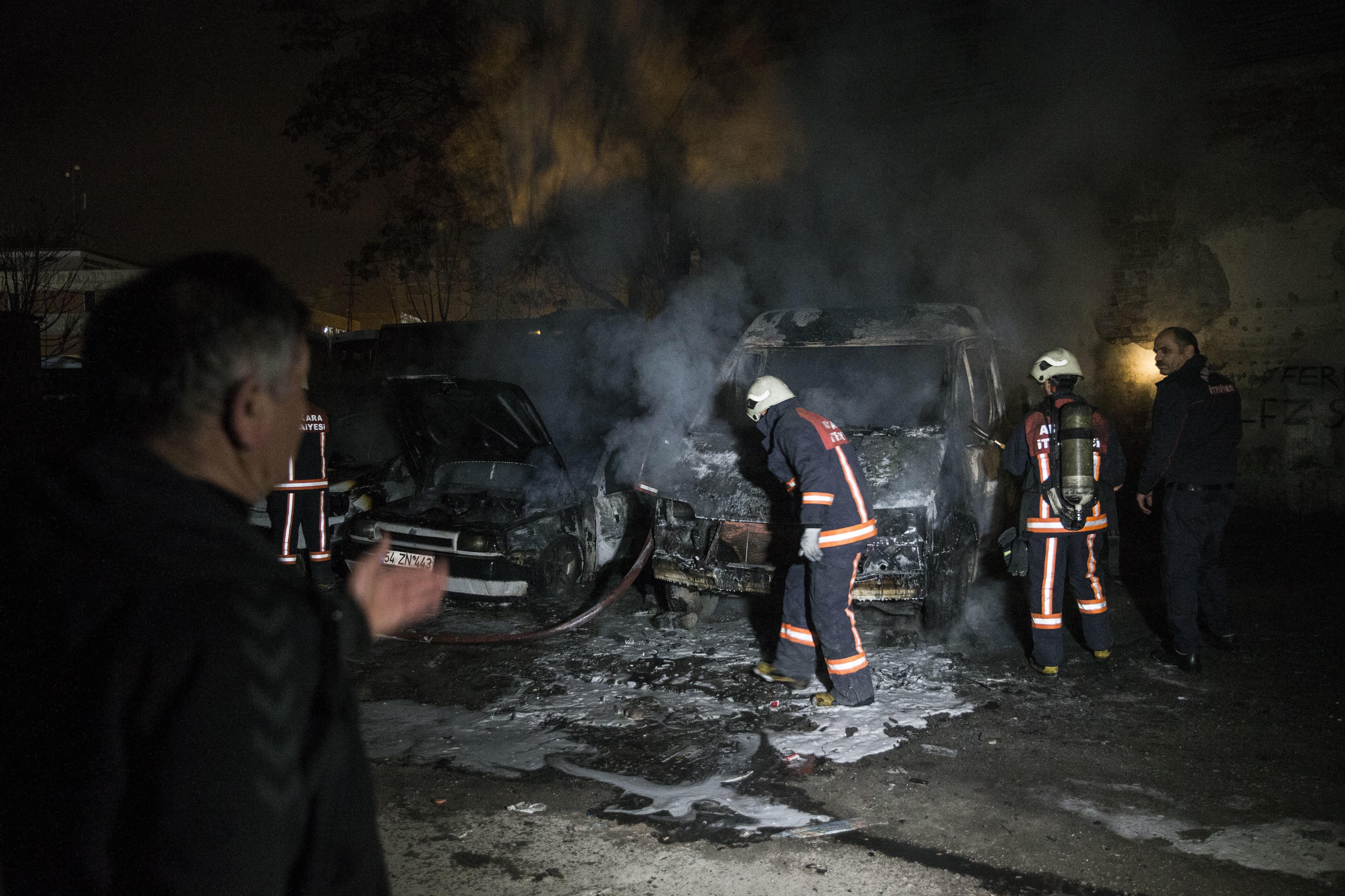 Ankarada park halindeki 4 araç yandı