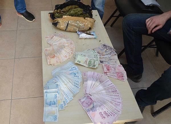Bursada zehir taciri kadın, yarım kilo esrar ve 31 bin lira ile yakalandı