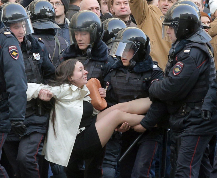Rus ana muhalefet lideri ve yüzlerce gösterici gözaltında