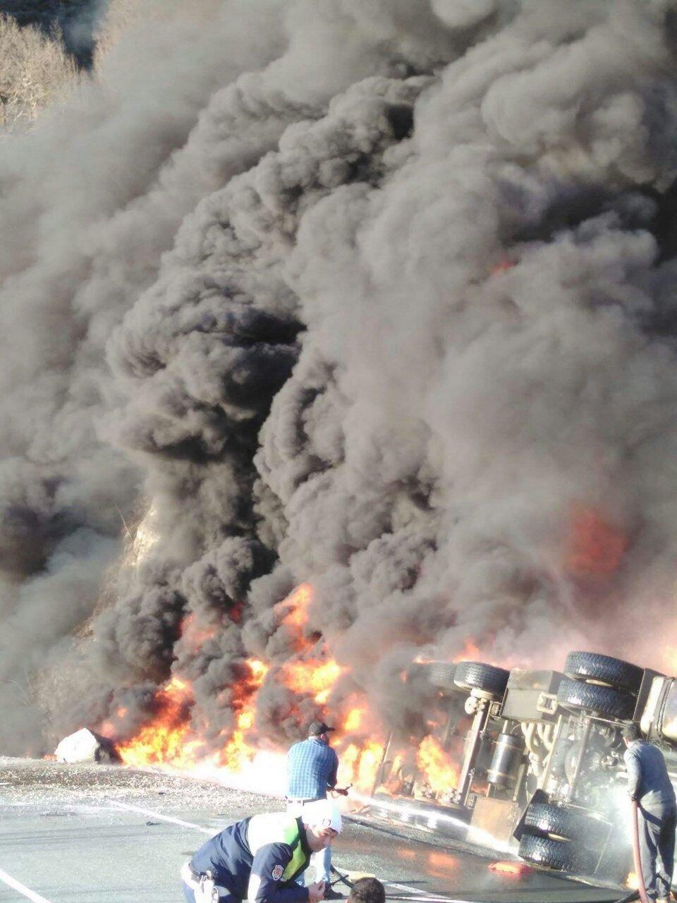 Borçka’da devrilen tanker alev alev yandı