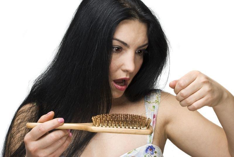 Kadınlarda saç dökülmesine dikkat