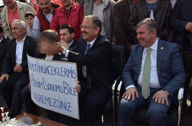 Bakan Mehmet Özhasekinin pankartlı çocuk fotoğrafına sert tepki