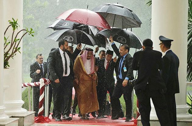 Suudi Kralı, Endonezya ziyaretine 450 ton bagajla çıktı