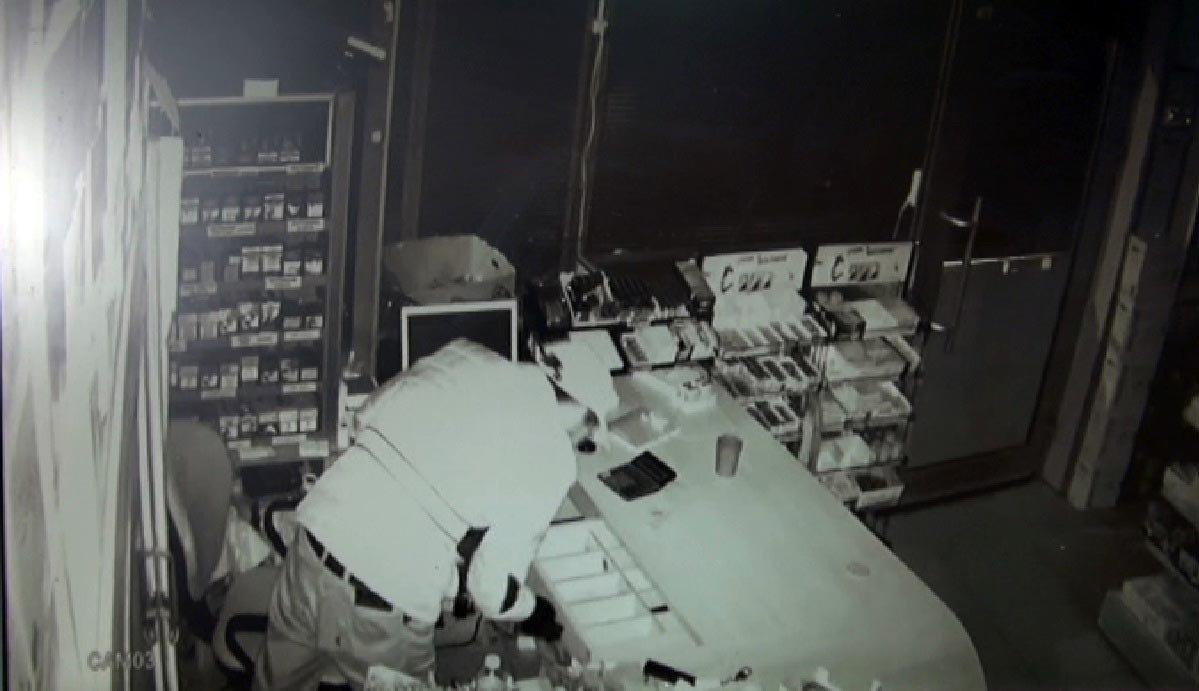 Marketin kasasını 15 saniyede soyan hırsız güvenlik kamerasına yakalandı