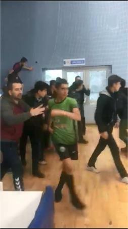 Futsal turnuvasında taraftarlar oyunculara saldırdı