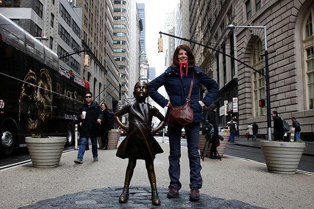 Wall Street’in bronz boğasına karşı Korkusuz Kız heykeli