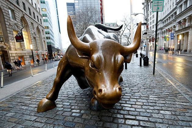 Wall Street’in bronz boğasına karşı Korkusuz Kız heykeli