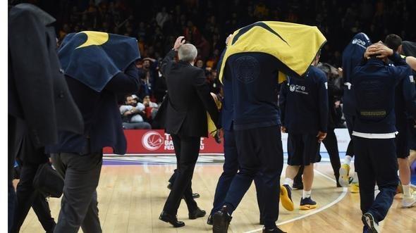 Galatasaray-Fenerbahçe derbisi sonrası olaylar çıktı