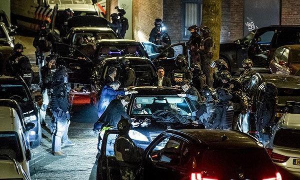 Hollanda polisinin zorbalığının fotoğrafları ortaya çıktı