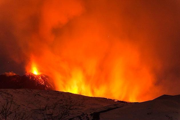 BBC çekim yaparken Etna Yanardağı patladı: 10 yaralı