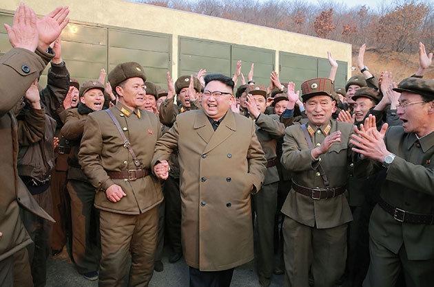 Kuzey Kore lideri sevinçten komutanı sırtına aldı
