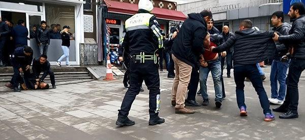 Erzurumda bıçaklı gençler dehşet saçtı: 4 yaralı