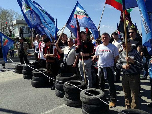 Bulgaristanda Türkler gelmesin diye yolu kestiler