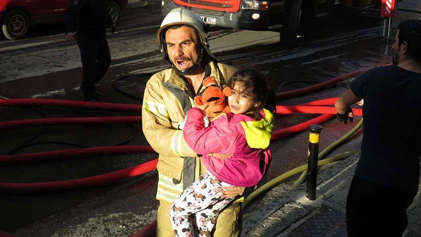 İstanbul Maltepede korkutan yangın 5 katlı binada mahsur kaldılar