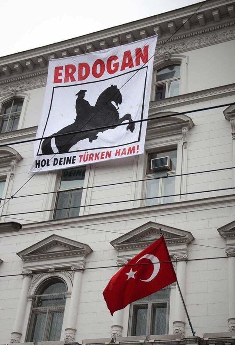 Viyanada Türk Büyükelçiliğine çirkin pankart