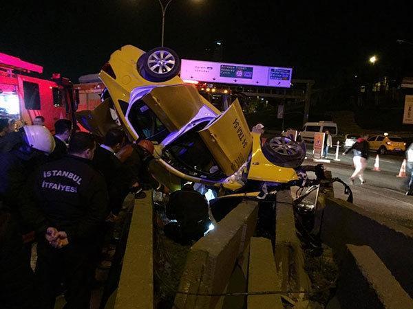 Kadıköyde taksi bariyere çarptı: 1 ölü, 2 yaralı