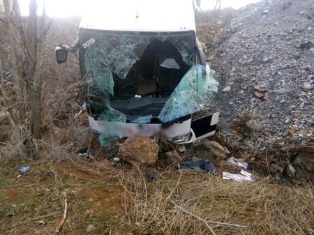 Kamyon ile yolcu otobüsü çarpıştı: 9 yaralı