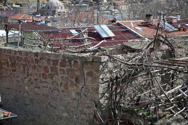 Tadilat yapılan evin çatısı yıkıldı: Ölü ve yaralılar var