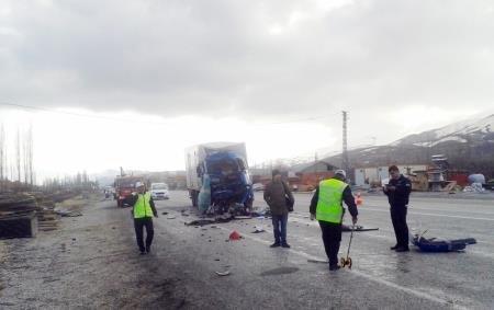 Kamyon ile yolcu otobüsü çarpıştı: 9 yaralı