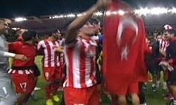 Türk bayrağıyla kupa sevinci
