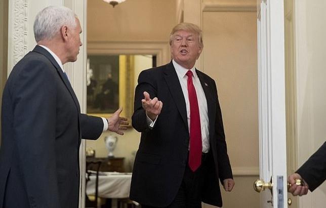 Donald Trump bir anda odayı terk etti, yardımcısı ne yapacağını şaşırdı