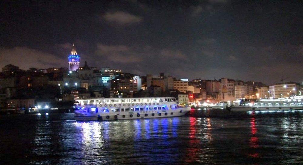 İstanbul’un tarihi noktaları Otizm için maviye büründü