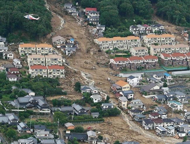 Hiroşima toprağa gömüldü: 27 ölü
