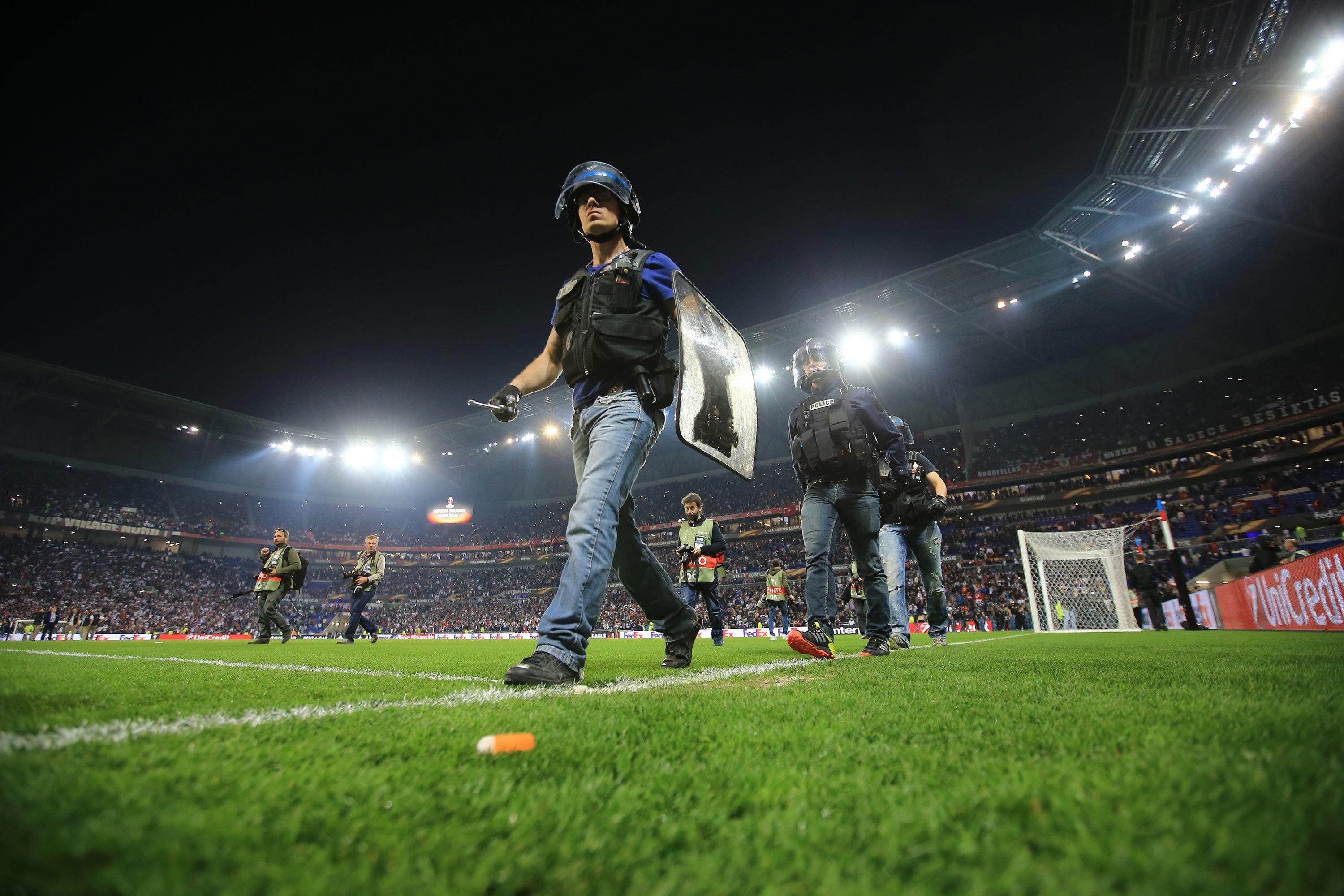 Lyon - Beşiktaş maçı öncesi tribünler karıştı