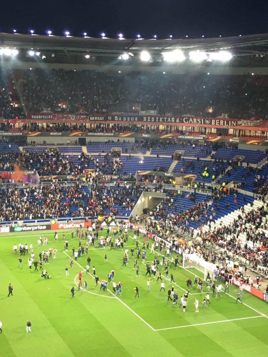 Lyon - Beşiktaş maçı öncesi tribünler karıştı