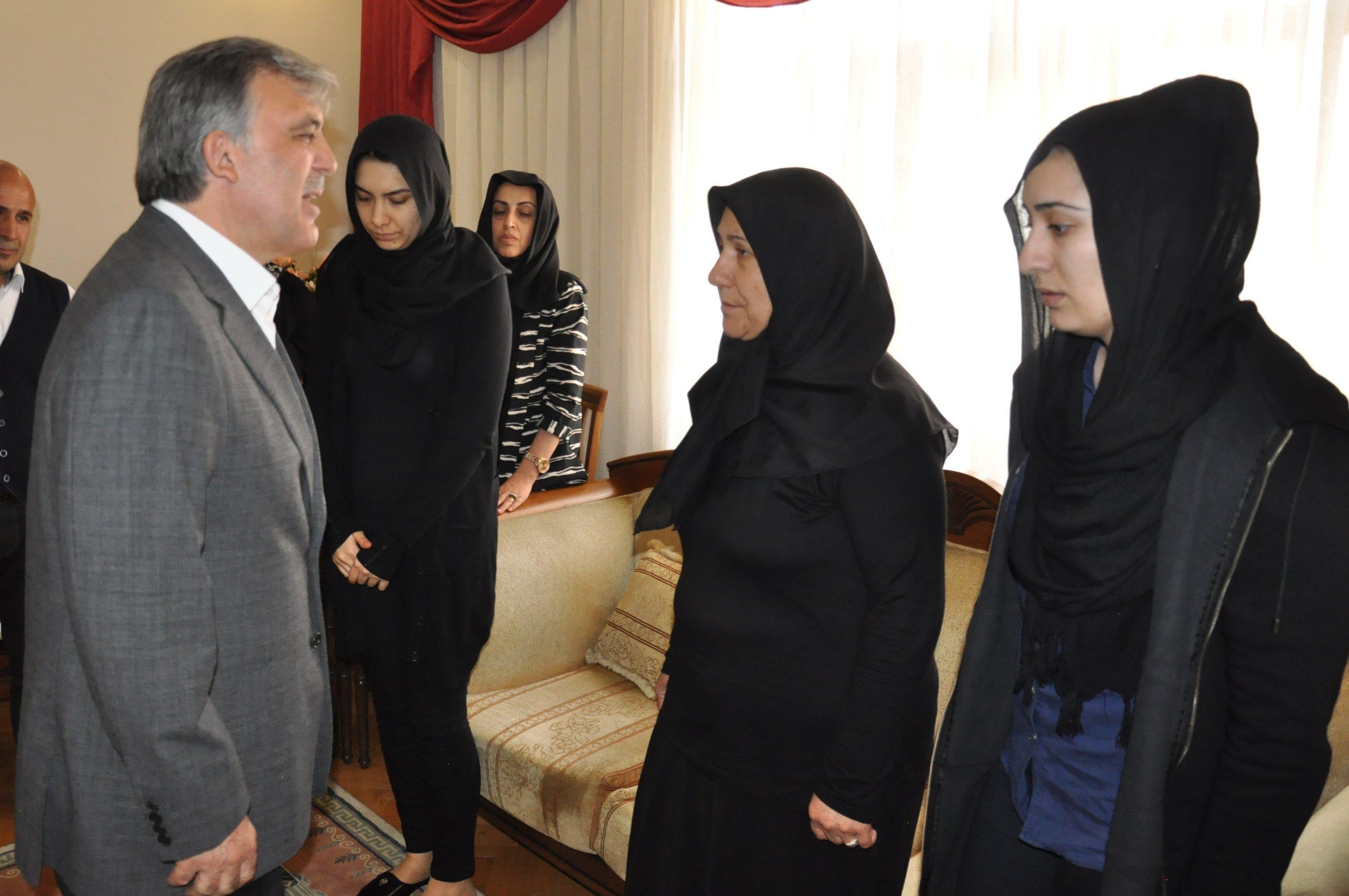 Abdullah Gül şehit polis memurunun ailesini ziyaret etti
