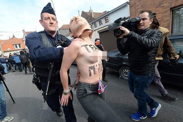 Fransa seçimlerinde Femenden Le Pene çıplak protesto