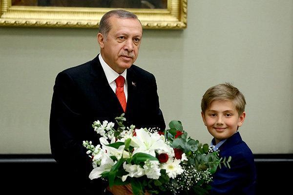 23 Nisan nedeniyle Erdoğan koltuğunu devretti