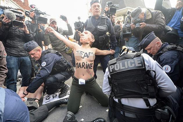 Fransa seçimlerinde Femenden Le Pene çıplak protesto