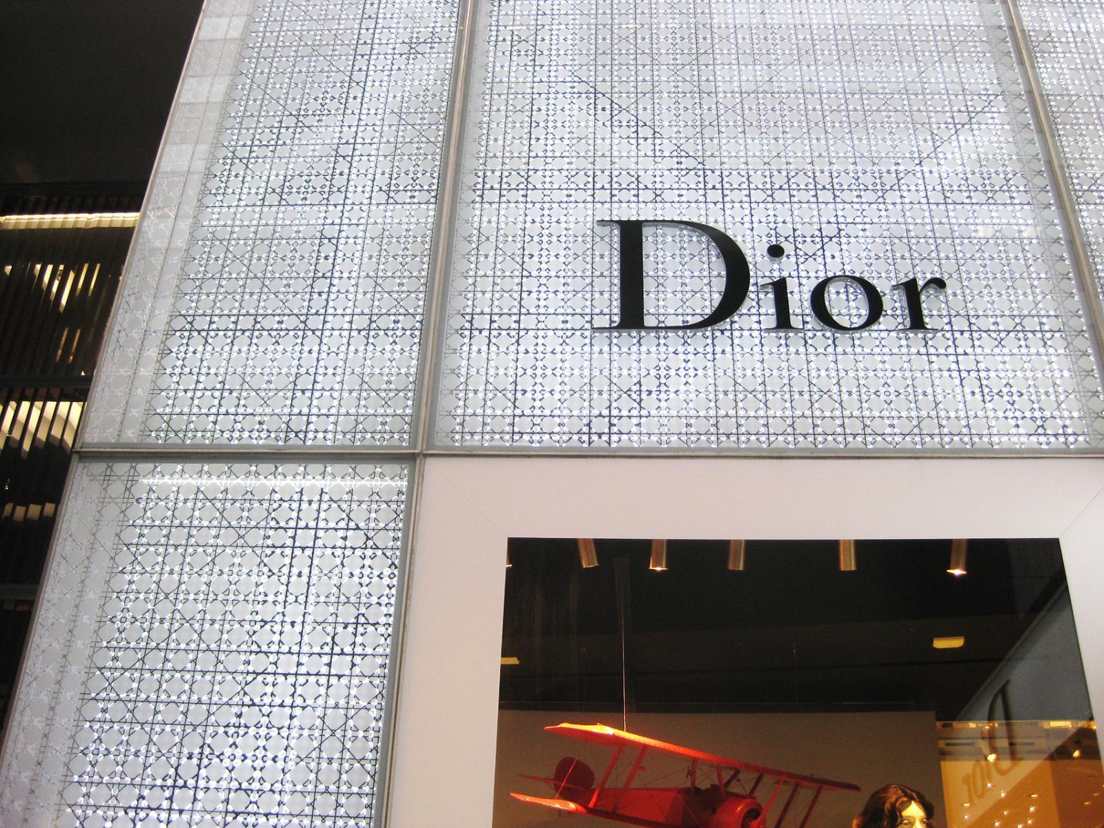 Louis Vuitton Christian Dioru satın aldı