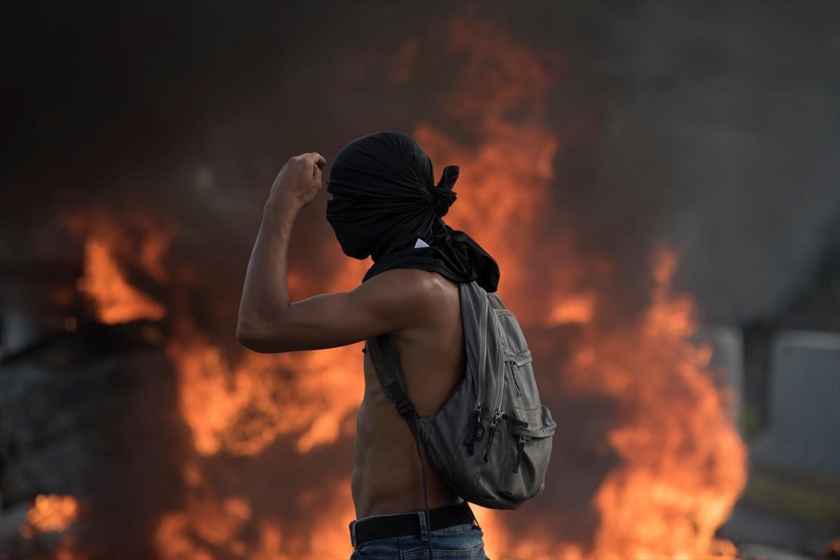 Venezuelada protestolar sürüyor