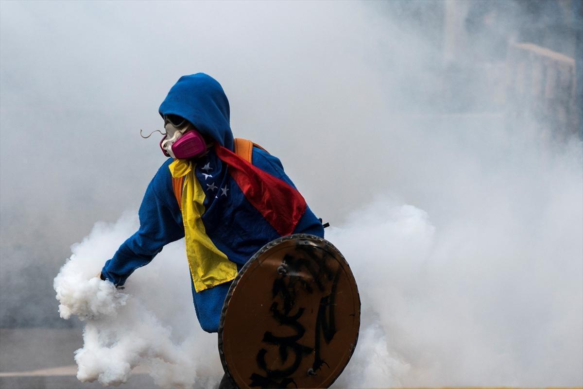 Venezuelada protestolar sürüyor