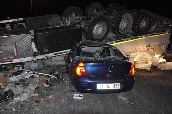 Boluda korkunç kaza: Köprüde asılı kalan TIR’a otomobil çarptı