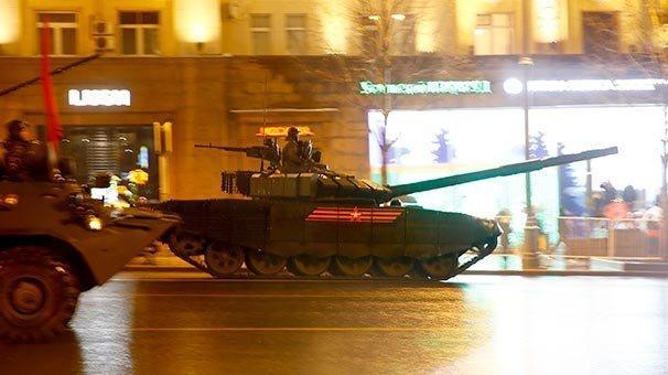 Rus ordusu Kızıl Meydana indi