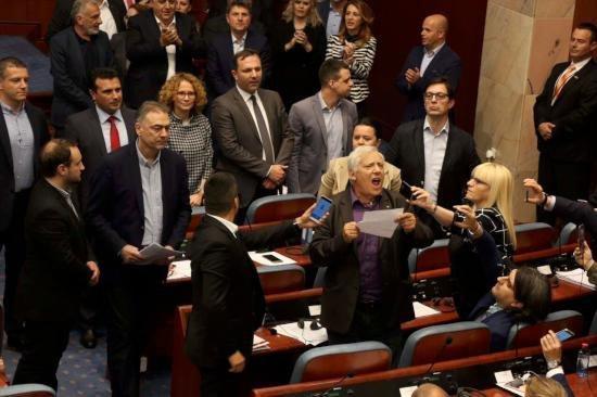 Makedonyada protestocular Meclisi bastı