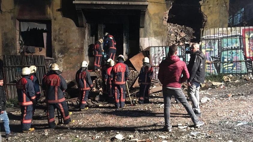 Beyoğlunda metruk bina çöktü