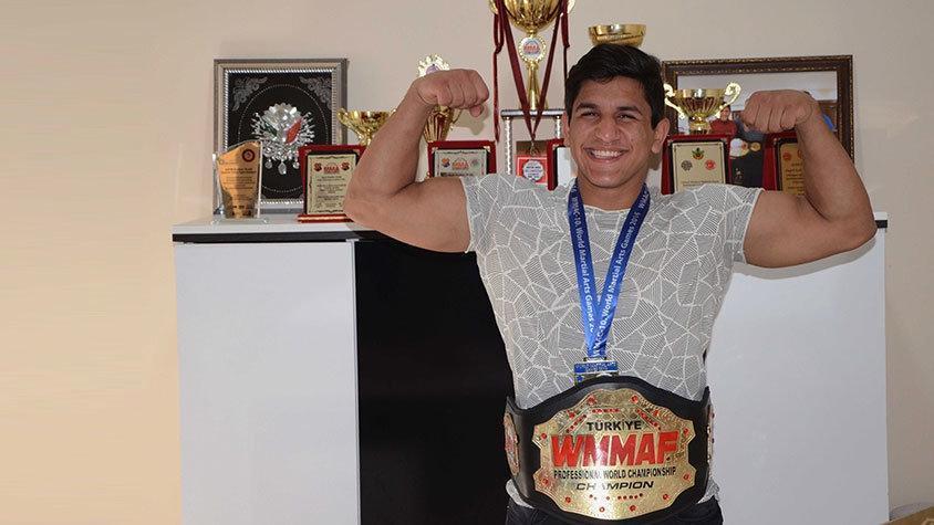 Yalova’da kağıt toplayıcısı genç dövüş sanatlarında şampiyon oldu
