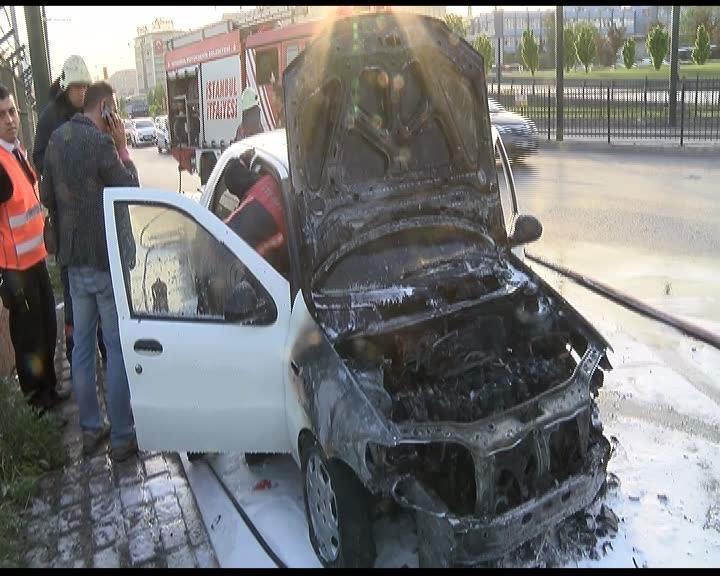 Zeytinburnu’nda otomobil alev alev yandı