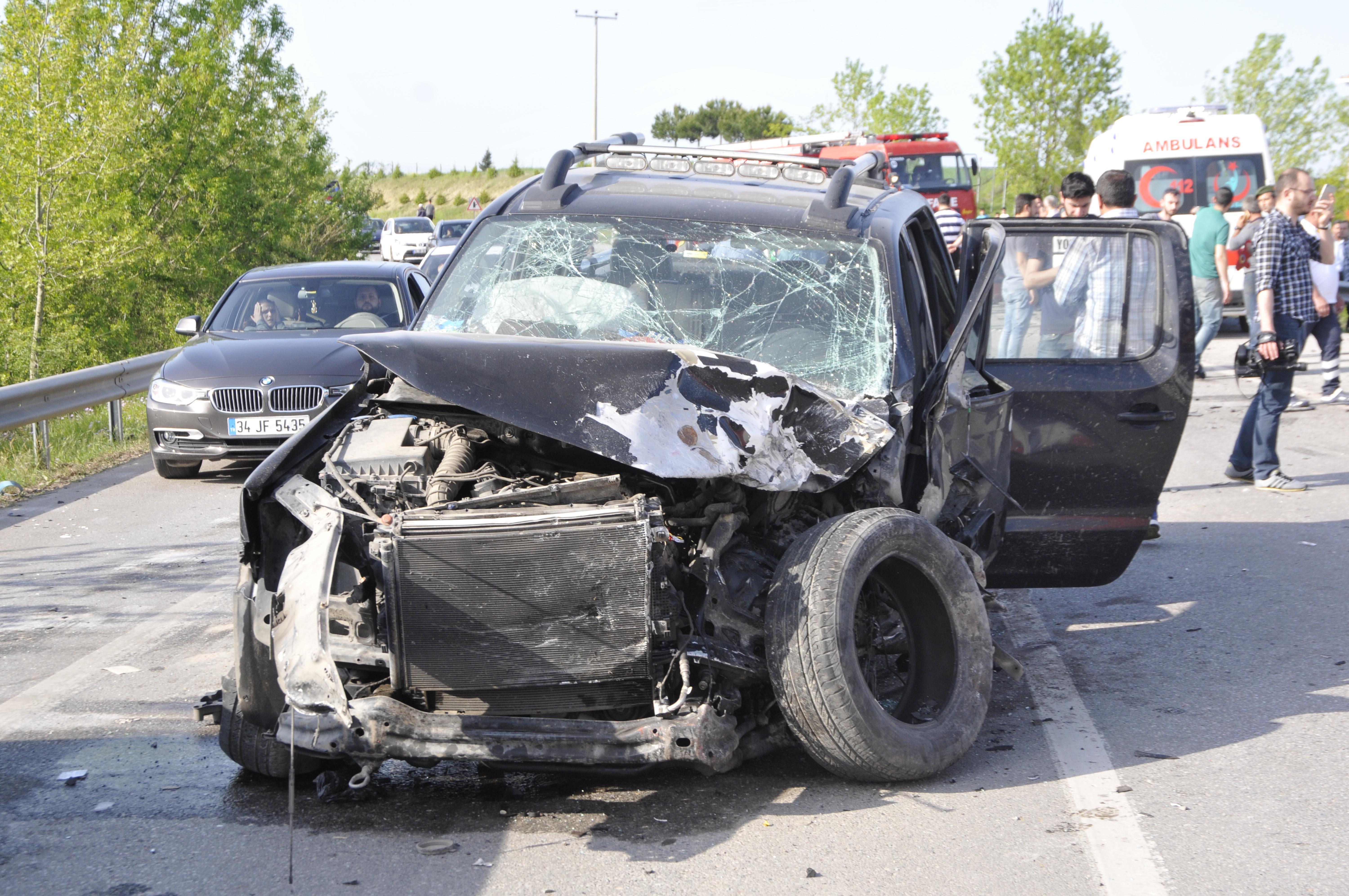 Kocaelide 3 araç çarpıştı: 2 ölü, 5 yaralı